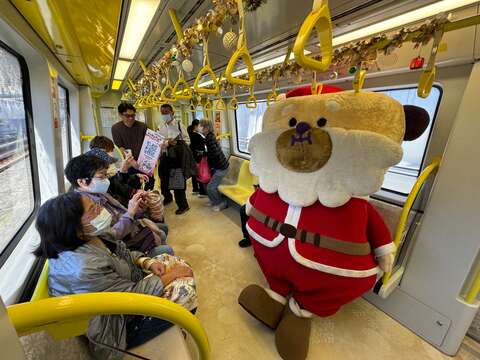 桑塔熊搭乘「雪粼列車」邀請民眾來新北歡樂耶誕城。