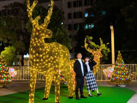 「金色魔法森林」，擁有暖黃色光芒的馴鹿象徵希望與祝福。