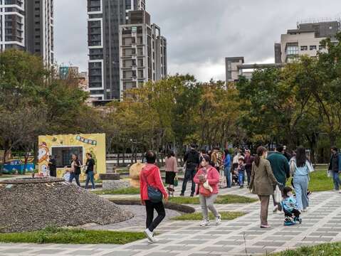 萬坪公園燈區打造成「白爛貓的甜蜜耶誕派對」，歡迎大家與白爛貓同歡耶誕。