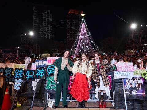 演唱會次日由Sandy吳姍儒與林莎及楊銘威搭檔主持。