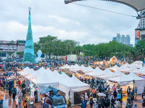 新北市市民广场化身德国耶诞村，带给民众年末欢乐的异国体验。(图为2022年资料照)