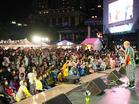 「童趣嘉年华—一起来同乐」多样缤纷的表演，让大小朋友度过欢乐假期。