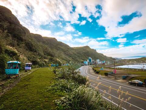 全台唯一海岸線鐵道自行車路段，一邊騎乘一邊欣賞絕美山海景緻。