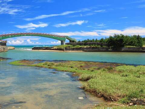 金山可體驗不同泡湯樂趣，還能順遊水尾漁港，清澈乾淨、有金山八景之一「水尾泛月」的美名。.