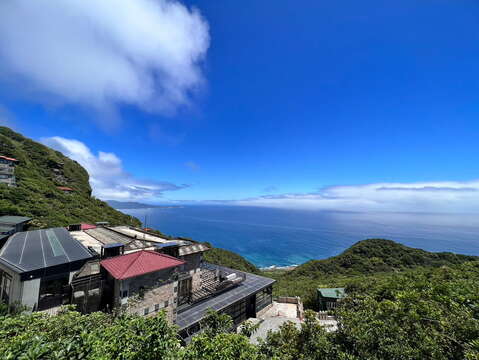 靈鷲山無生道場有山風、海景、霧嵐相伴。