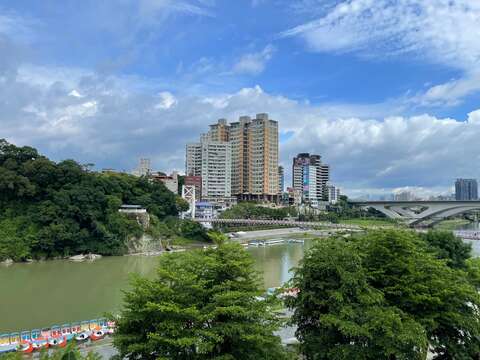 碧潭位於捷運新店站旁，出站步行即可抵達碧潭園區，交通相當便利。