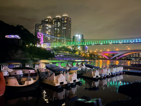 碧潭吊橋8月推出全新主題「虹彩絮語」光雕動畫，彷彿彩虹劃過夜空