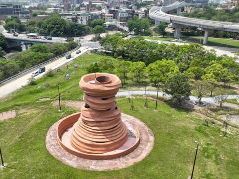 结合三莺地区食宿游购行，提升该地区之住宿量能储备。(图为新北市美术馆装置艺术，照片来源：新北市观光旅游网)