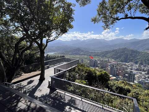 國慶日親近大自然到訪新店人的私藏景點-小獅山登山步道，在逍遙亭鳥瞰新店市區美景