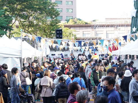 活動兩日現場除了滿滿歡樂童趣的表演外，更與「有趣市集」合作進駐40組攤商，為大家打造出好吃又好玩的童樂會！(圖為2023年資料照)