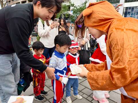 縣民新站路口以及縣民新府路口還有定點發放拐杖糖與耶誕小貼紙。