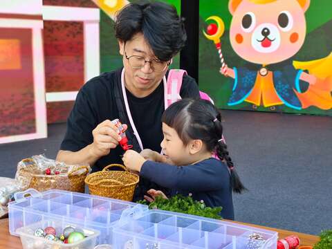 除了美食美酒以外，舞台区还有一系列吸睛的德国耶诞歌曲演唱以及耶诞节庆手作DIY活动