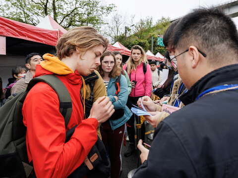 国外旅客朝圣平溪天灯节活动盛