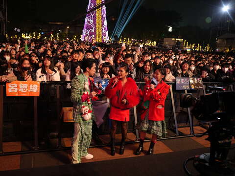 两日的演唱会活动由「金钟主持人」陈汉典及「全台最红英文老师」Sandra携手主持。