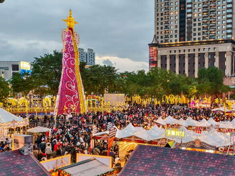 「魔幻夢境德國耶誕市集」集結超過50組異國美食及商品攤位，展現濃厚的節日氛圍，也讓耶誕節充滿了無限驚喜和感動！