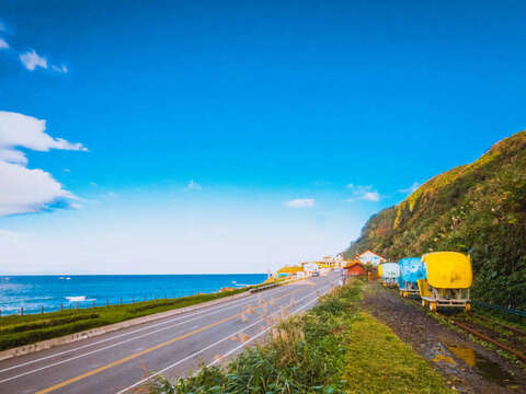 青春山海線深澳鐵道自行車，欣賞沿途美麗壯闊山海景緻。