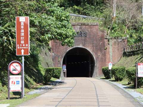 在旧草岭隧道骑着单车，感受慢活骑行的暖冬假期