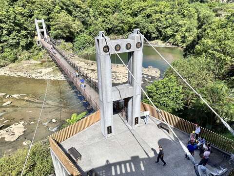 「四廣潭吊橋」全長77公尺，是遊客前往十分瀑布公園的重要通道