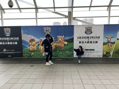 桃園機捷三重站內的「Pokémon GO Tour：合眾地區－新北市」活動宣傳。