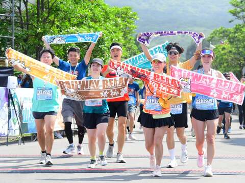 團隊共同邁向終點是鐵道馬拉松接力賽事的經典之一！也是團隊最振奮人心、感動的時刻。(圖為2024鐵道馬資料照)。