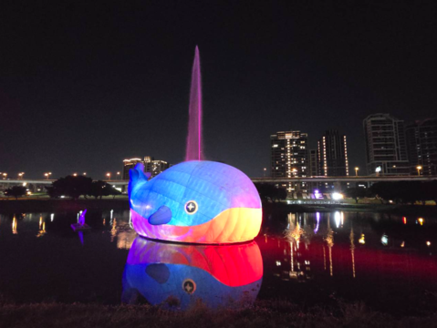 「粉嘻鯨」夜晚搭配絢爛燈效隨音樂幻化奇幻水舞秀，遊客留下難忘回憶。