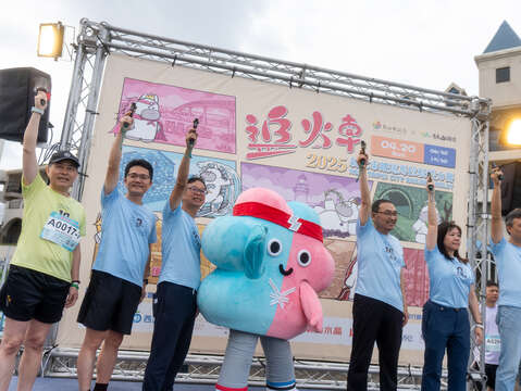 2025新北市铁道马拉松接力赛由市长侯友宜、观旅局局长杨宗珉及与会贵宾鸣枪摇铃，宣告活动正式开跑。