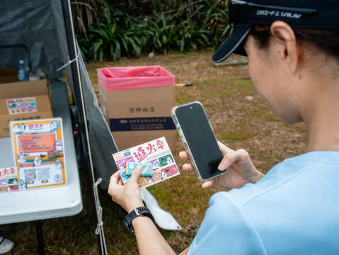 2025新北市铁道马拉松接力赛活动现场推出十周年追火车限量明信片供追友们追踪兑换。