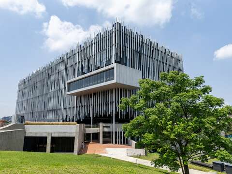 新北市美术馆被誉为「芦苇丛中的现代美术馆」，也是2025世壮运闭幕场地