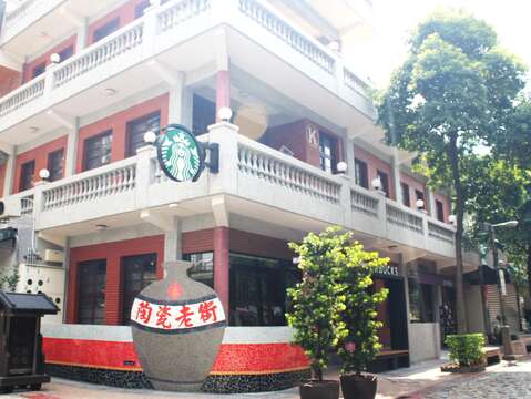 鶯歌老街是台灣觀光100亮點之一，全區充滿濃濃的藝術氣息。