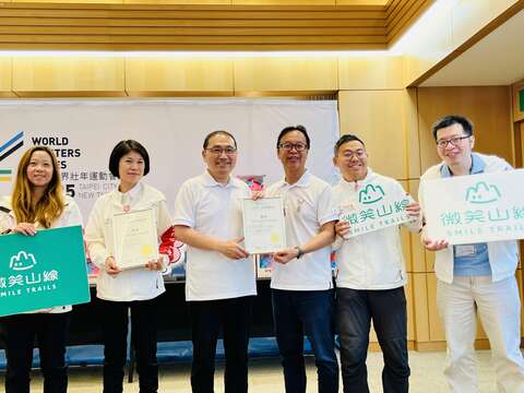 新北市政府觀光旅遊局獲得2024第十二屆台灣景觀大獎，今(14)日於市政會議獻獎。