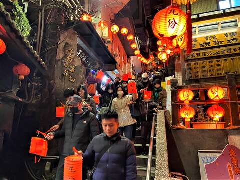 怀旧风情的九份红灯笼祭活动将开跑，九份老街是知名旅游胜地