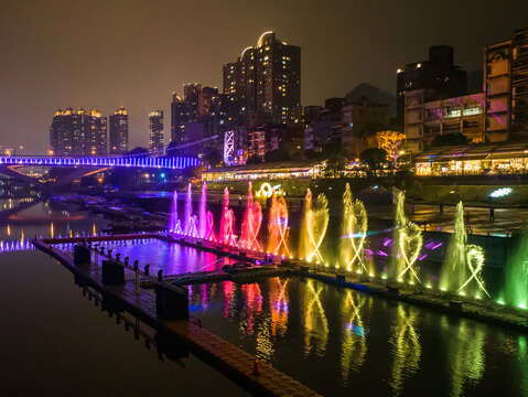 絢爛水舞於碧潭夜空綻放，水柱隨音樂起舞，燈光倒映水面，織就夏季最夢幻視覺饗宴，邀您共赴浪漫盛會。(2024水舞資料照片)