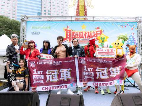 新北市耶诞马拉松接力赛变装组总是赛事焦点