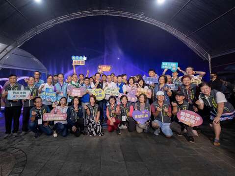 碧潭水舞季期間，新北市府各局處聯手加碼多項主題活動，從文化導覽、親子市集到運動體驗，豐富內容橫跨白天與夜晚，讓每一位來訪的遊客都能找到最適合自己的玩法。今夏就來碧潭，白天玩透透、晚上看水舞，一次滿足身心靈的夏日盛典！