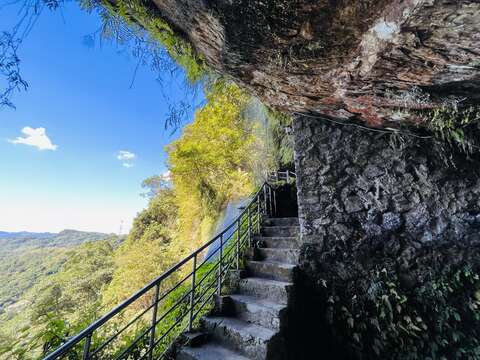 银河洞瀑布飞瀑直下，水气弥漫如梦似幻，成为登山客打卡热点。