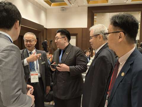 2025台日觀光高峰論壇中場休息時間，新北市政府積極與各業者分享、交流。