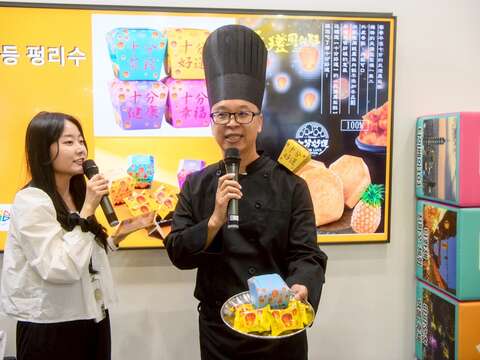 新北市觀旅局楊宗珉局長於首爾旅展期間，在會場介紹新北市觀光美食與景點，擄獲眾多韓國遊客的高度興趣。