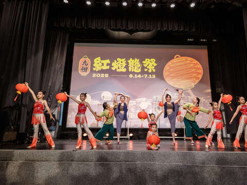 今年特别邀请「育化民族舞蹈团」於现场演出《红灯笼舞》，让现场观众沉浸在传统艺术与灯火交织的氛围中。