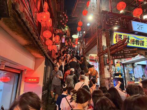 民众在灯海中缓步前行，每一盏灯都是一个祝福、一段记忆，照映出九份最迷人的时光。