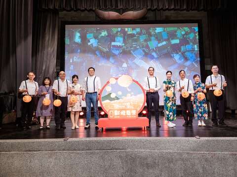 「2025九份红灯笼祭」今（14）日热闹揭幕，新北市副市长朱惕之与比利时在台协会马彻处长等贵宾，特别换上怀旧造型共同点灯，也为活动增添一抹复古风华。