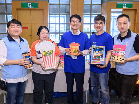 新北市副市長陳純敬（中）於「新北夏の旅」夏季系列活動發布記者會中，與多家新北市優良旅宿及知名觀光工廠業者，共同宣傳繽紛多樣的旅遊選擇。
