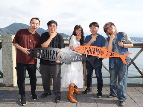 比赛团体与象徵渔人舞台精神的「鰆鱼旗帜」合影。