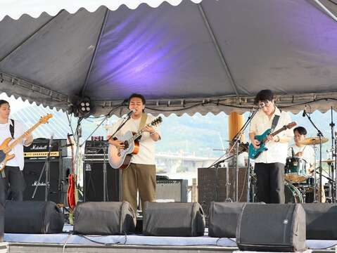 为期三天的「海洋独立音乐大赏」，30强赛今（20）日起在淡水渔人舞台热情开唱。现场随着每一首乐曲的高潮推进，气氛沸腾。
