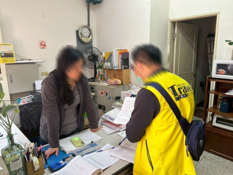 新北市政府观光旅游局与社区管委会合作，於接获疑似日租案件时，即赴现场查察，同时进行相关法令宣导