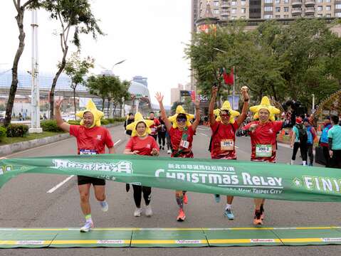 體驗奔跑在縣民大道上的樂趣！新北市耶誕馬拉松接力賽 展現團隊熱血與合作精神
