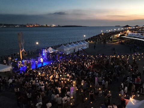 6月28日至29日淡水场渔人舞台、7月26日至27日贡寮场海洋音乐祭、8月23日至24日三重场新北大都会公园舞台三场活动接力登场，让我们一起在海风中摇摆、在乐声中共鸣，拥抱这场仲夏的河海飨宴！(图为2024年资料照) (1)