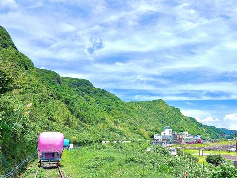 在深澳鐵道自行車觀海段，一邊騎乘、一邊眺望無敵海景，海風吹拂、浪聲相伴，享受最療癒的山海騎旅時光！