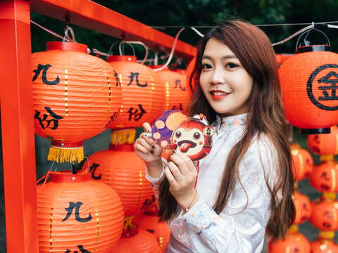 民眾可至基山里民活動中心索取免費祈福卡(左)，報名假日提燈夜遊拍照打卡可獲得限量紅燈丸木質祈福卡(右)。