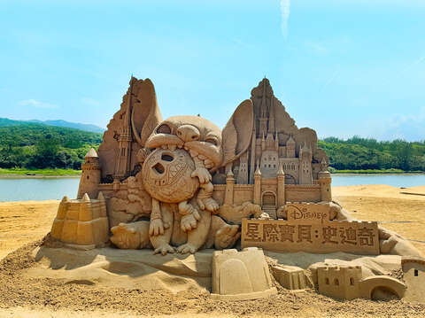 2025福隆沙雕藝術季「迪士尼仲夏歡樂祭Disney Summer Funfest」主題沙雕作品為夏季增添精彩!千萬不要錯過!(圖為東北角暨宜蘭海岸國家風景區提供)