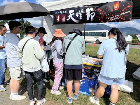 新北平溪天灯摊位，现场民众纷纷加入追踪新北旅客脸书粉丝专页抽奖2026天灯免费施放卷。